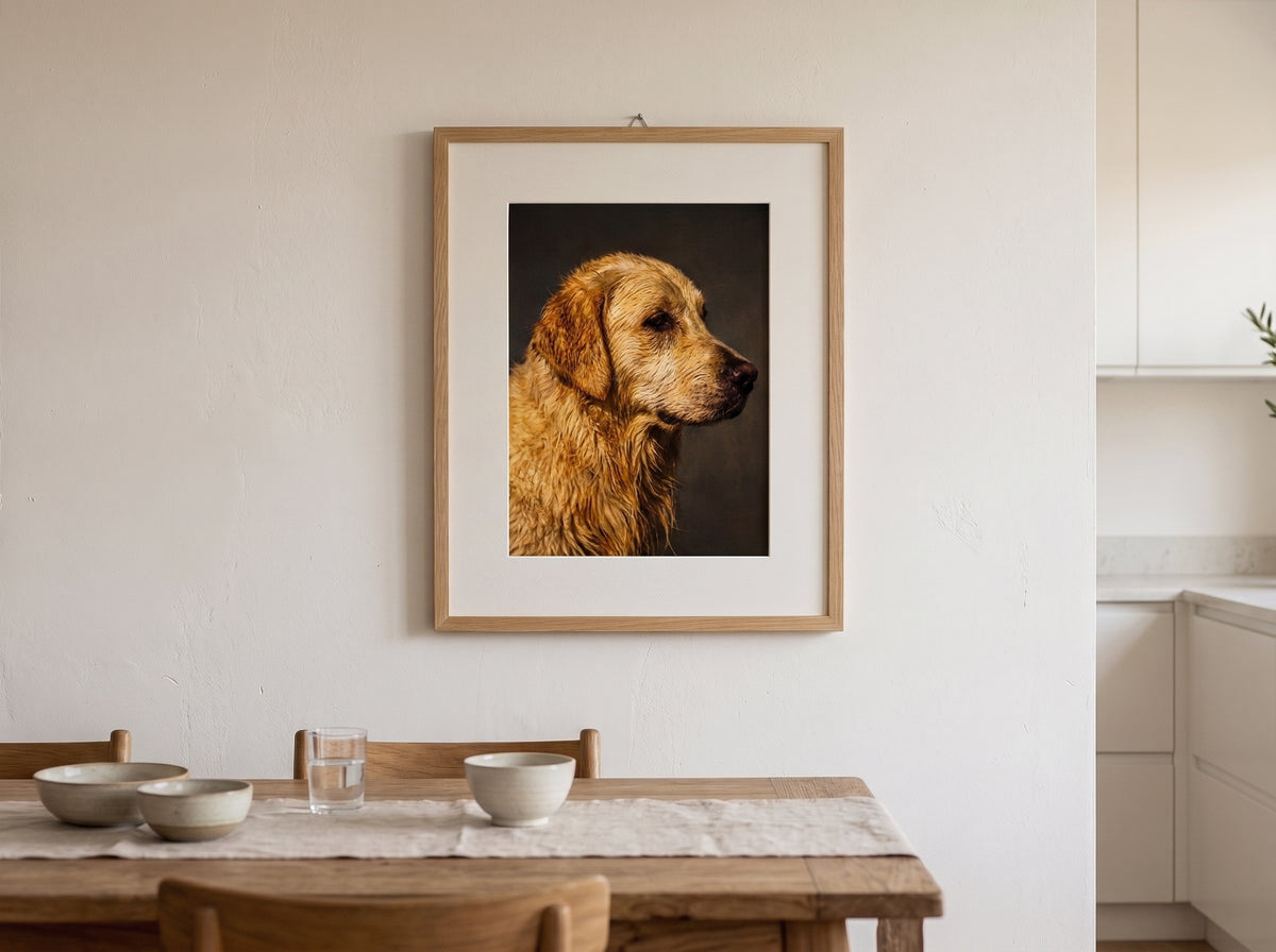 Retrato de perro estilo óleo clásico enmarcado en una cocina