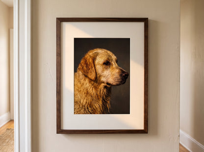 Retrato de perro estilo óleo clásico enmarcado en una habitación infantil